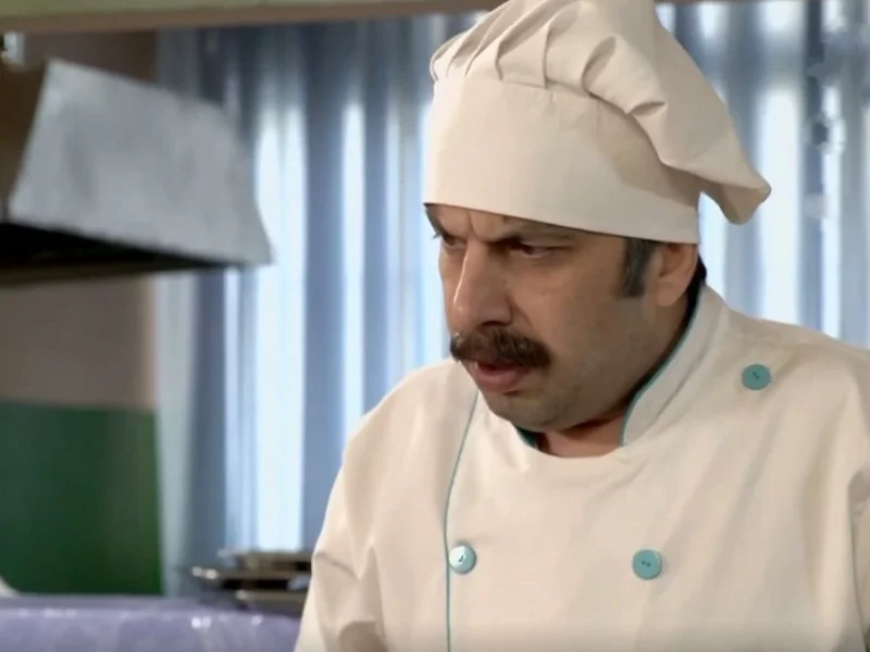 مدل موی خنده‌دار عباس جمشیدی‌فر در سکانسی از اجل معلق