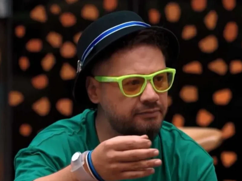 صادقی در کنار بازیگری فروشگاه فروش کامپیوتر و دو سوپر مارکت نیز دارد. علی صادقی به موسیقی و نوازندگی بسیار علاقه دارد و از شنیدن موسیقی بسیار لذت می برد. علی صادقی اهل ورزش های مانند شنا، اسکی و اتومبیلرانی است. او هیچ گاه به فوتبال و بدنسازی علاقه نداشته است. عاشق کارتون های قدیمی مانند بن و سباستین و … در زمان کودکی بود. او به مسافرت بسیار علاقه دارد و شهر شیراز و جزیره کیش را دوست دارد. تصویری از سرو وضع علی صادقی در خارج را مشاهده می کنید که کمی عجیب به نظر می رسد.