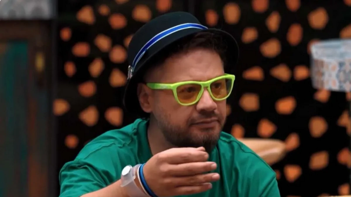 صادقی در کنار بازیگری فروشگاه فروش کامپیوتر و دو سوپر مارکت نیز دارد. علی صادقی به موسیقی و نوازندگی بسیار علاقه دارد و از شنیدن موسیقی بسیار لذت می برد. علی صادقی اهل ورزش های مانند شنا، اسکی و اتومبیلرانی است. او هیچ گاه به فوتبال و بدنسازی علاقه نداشته است. عاشق کارتون های قدیمی مانند بن و سباستین و … در زمان کودکی بود. او به مسافرت بسیار علاقه دارد و شهر شیراز و جزیره کیش را دوست دارد. تصویری از سرو وضع علی صادقی در خارج را مشاهده می کنید که کمی عجیب به نظر می رسد.