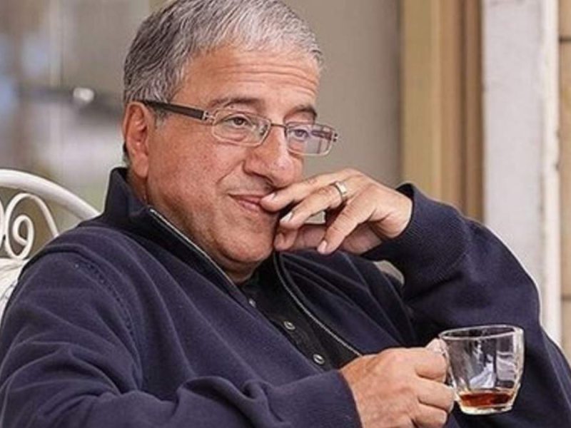 علیرضا خمسه پیراهنی جذاب را از علی دایی هدیه گرفت