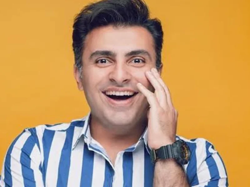 علیرضا طلیسچی خواننده پاپ به همراه پدر و مادر و برادرش