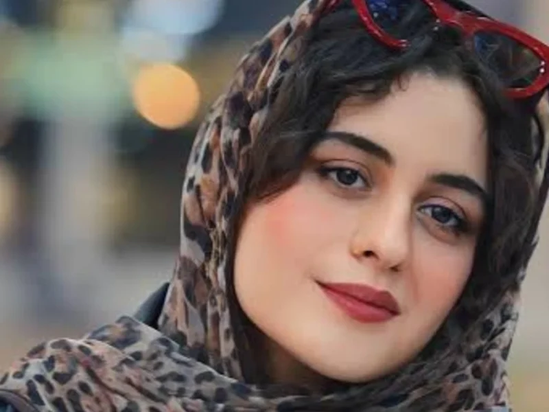 فاطیما بهارمست با یک شال خاص طرح گوزن