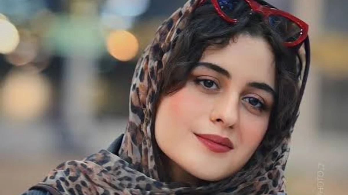 فاطیما بهارمست با یک شال خاص طرح گوزن