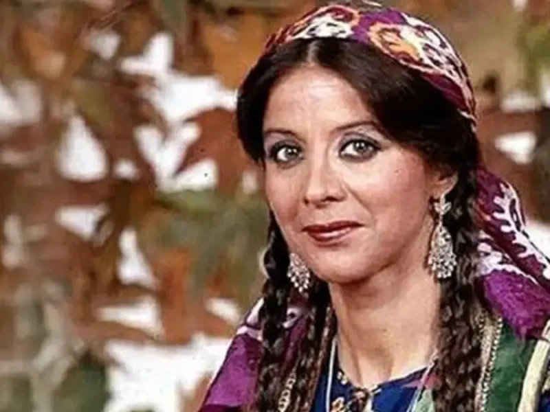 ژست عکس انداختن ستاره‌های دهه پنجاه، فرزانه تاییدی و فرخزاد