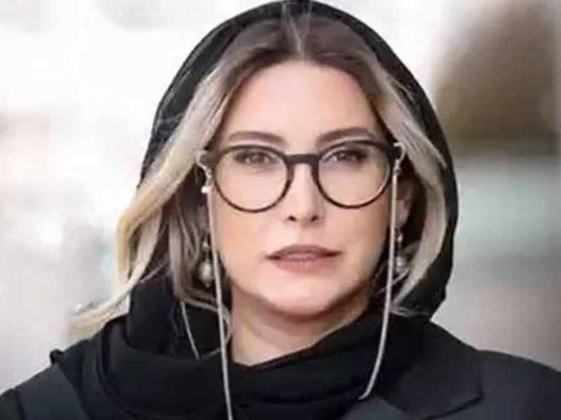 فریبا نادری و مادرش به همراه خواهر و برادرش در رستوران