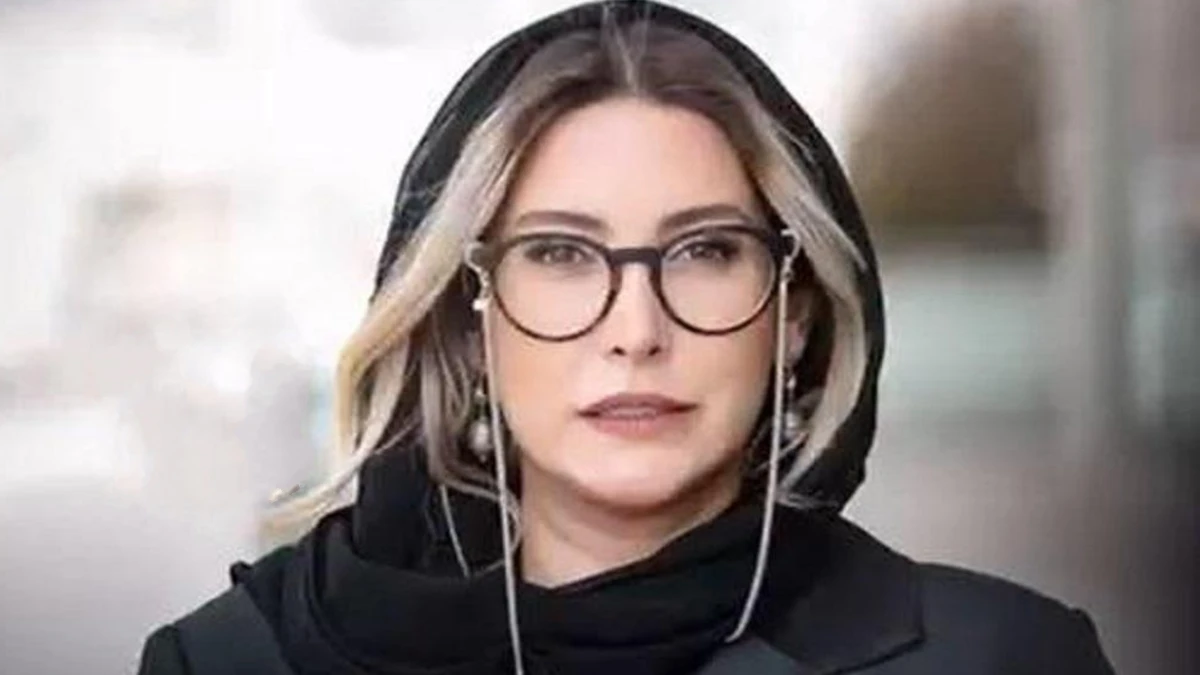 فریبا نادری و مادرش به همراه خواهر و برادرش در رستوران