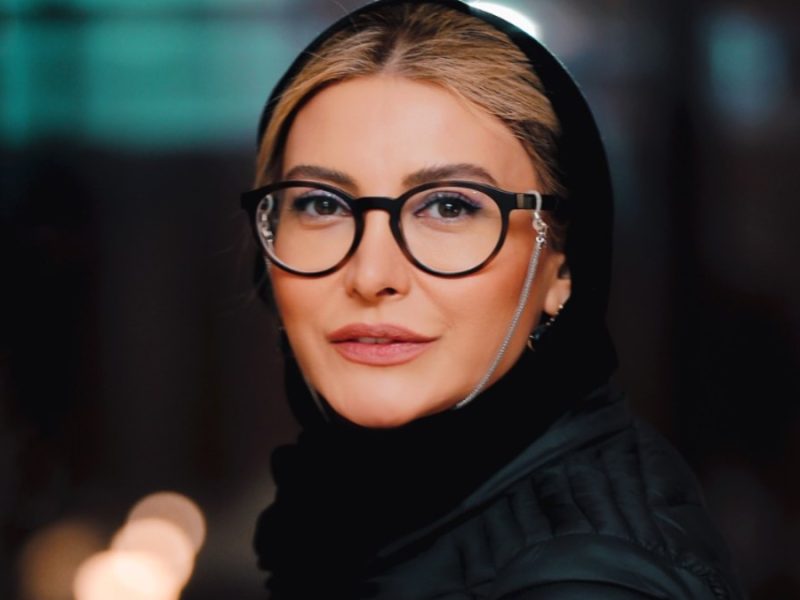 عکس جذاب فریبا نادری با ماشین آمریکایی