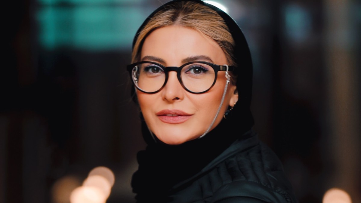 عکس جذاب فریبا نادری با ماشین آمریکایی