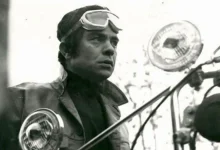 بهروز وثوقی و «حسن شاهین در نمایی از فیلم رضا موتوری