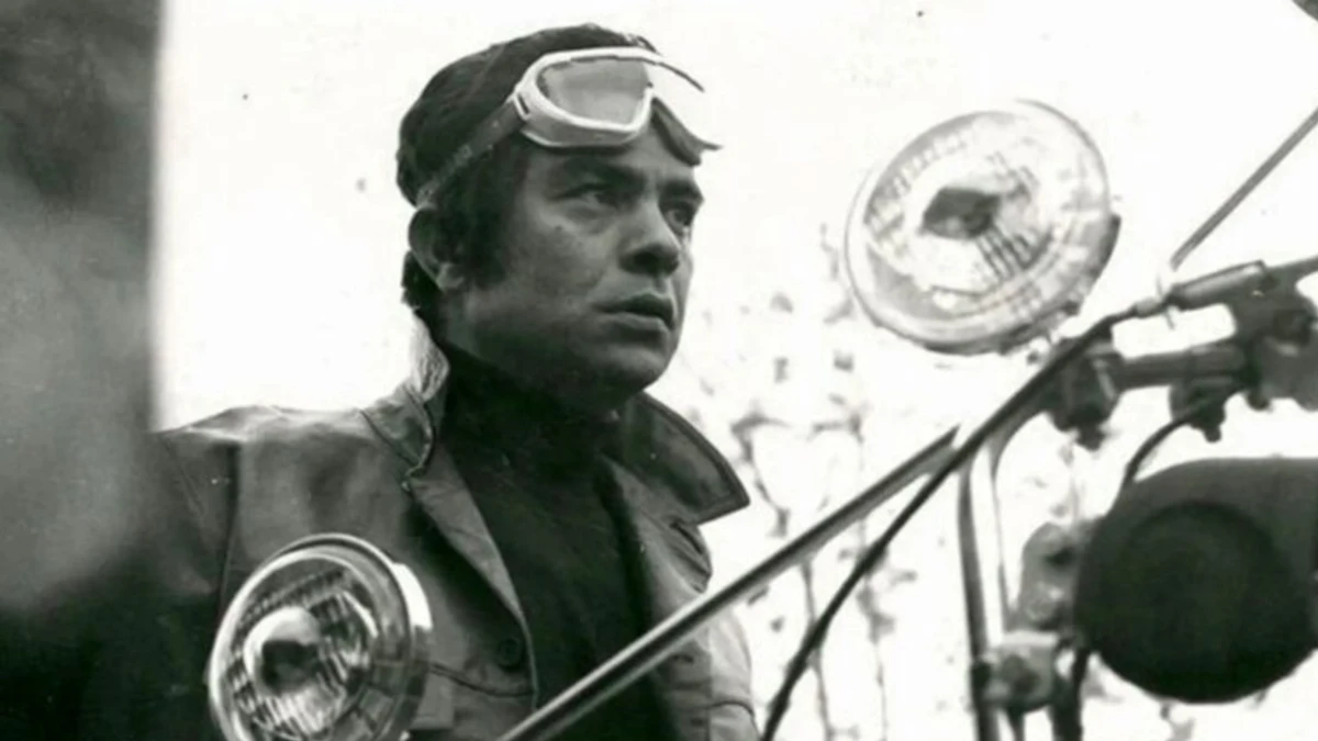 بهروز وثوقی و «حسن شاهین در نمایی از فیلم رضا موتوری