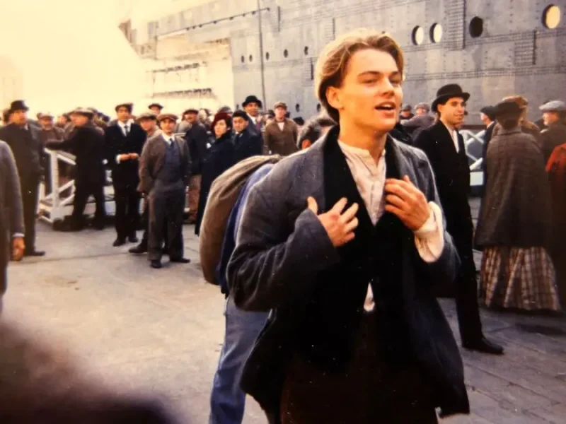 جک در حال بررسی یک سکانس در پشت صحنه فیلم تایتانیک سال 1375