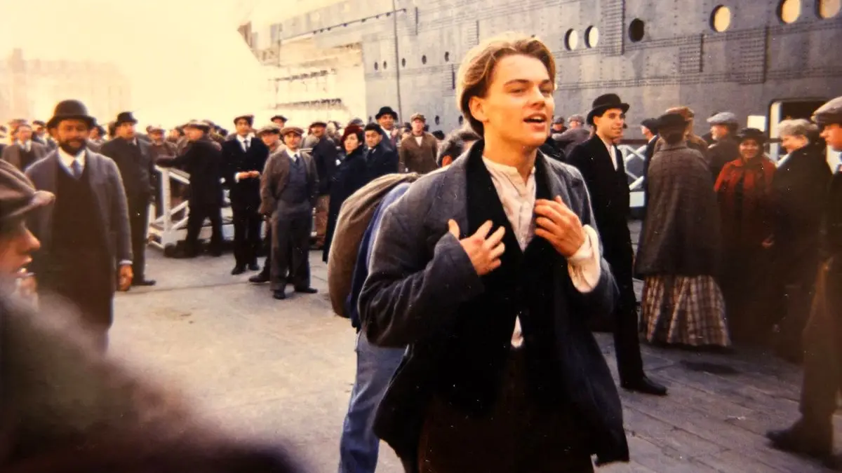 جک در حال بررسی یک سکانس در پشت صحنه فیلم تایتانیک سال 1375