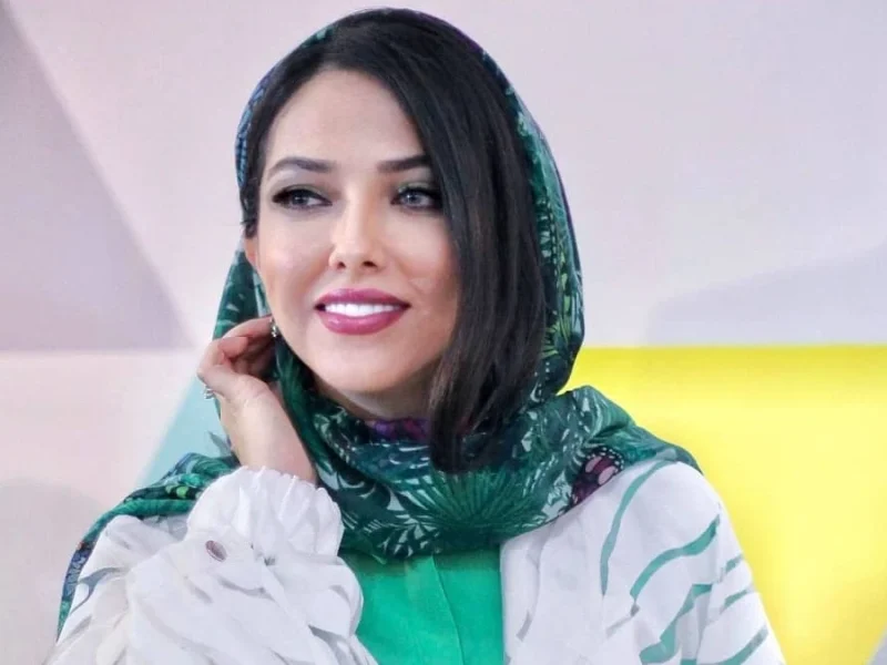 لیلا اوتادی در یک کافه رستوران