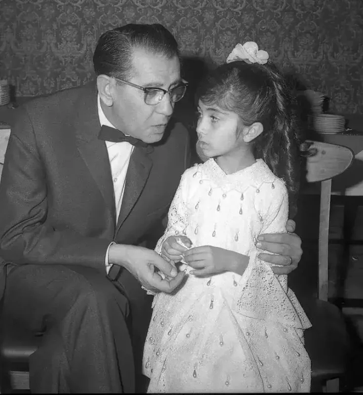 سفر در زمان| عکس قدیمی «جهانگیر فروهر» در حال صحبت با دخترش لیلا فروهر در دهه ۴۰ لیلافروهر جهانگیرفروهر 1