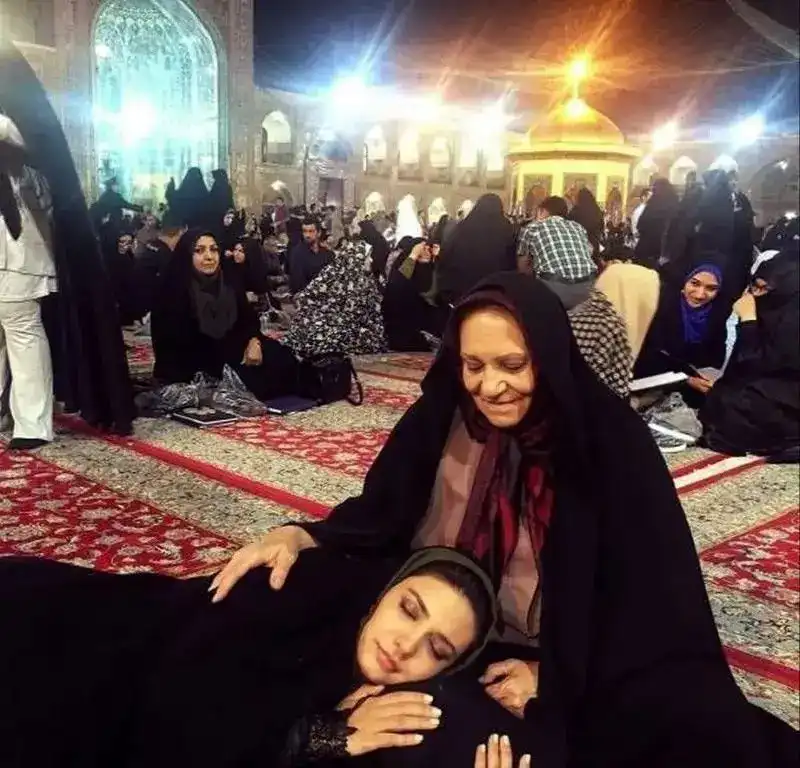 لینداکیانیدرکنارمادرش 1