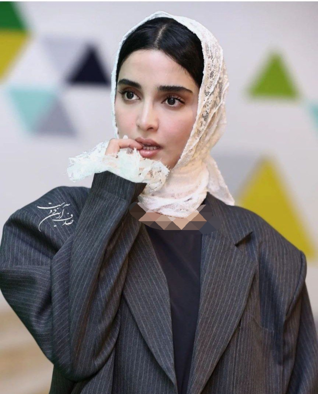 تصویر روز | الهه حصاری با ژستی جذاب؛ انگشت به دهن مات کن حرفه ای عکس Dec252024 180131