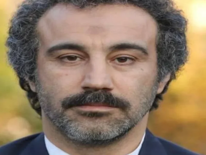 قاب جالب و باورنکردنی نقی معمولی «محسن تنابنده» با گریم و استایل دهه شصتی