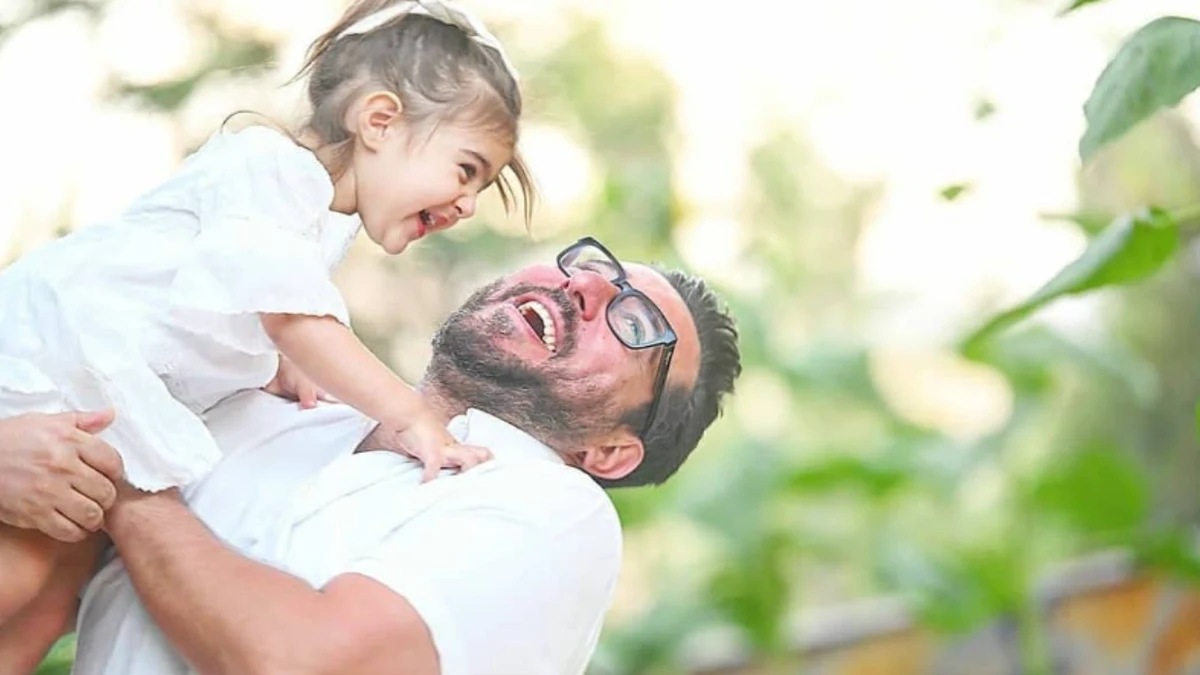 قاب خانوادگی جذاب محسن کیایی در کنار همسر و دخترش