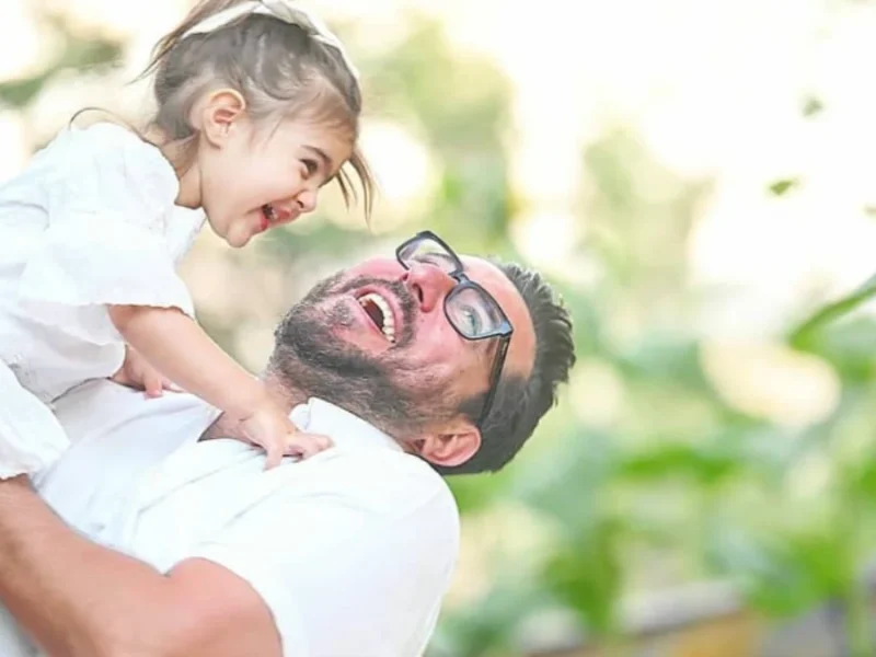 این زوج زندگی عاشقانه ای داشته و بعد از 11 سال زندگی مشترک در سال 1397، صاحب یک دختر زیبا و بانمک به نام رز شدند.