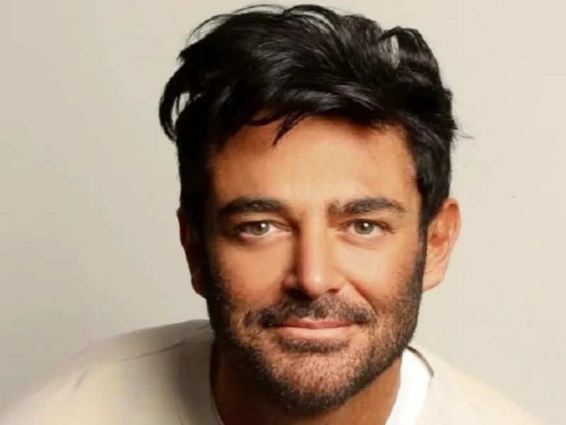 کافه‌گردی محمدرضا گلزار مجری پانتولیگ در خارج از کشور