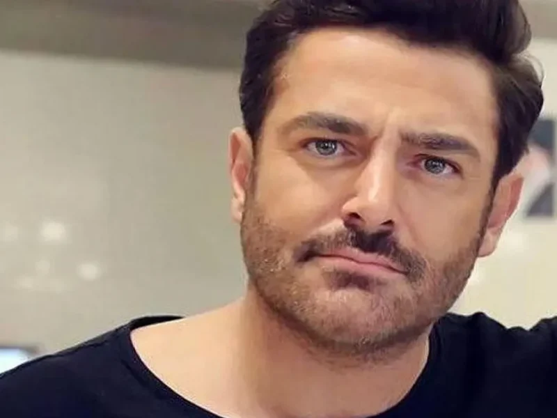محمدرضا گلزار در کنار مادر و مادر بزرگش