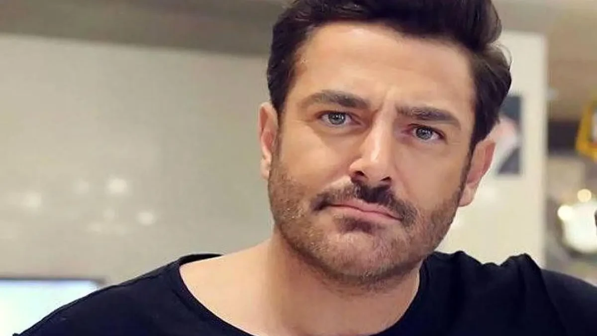 محمدرضا گلزار در کنار مادر و مادر بزرگش