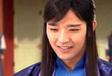 مدیر سایونگ در سریال جومونگ در کنار ملکه اینهیون در پشت‌صحنه سریال دونگ‌یی