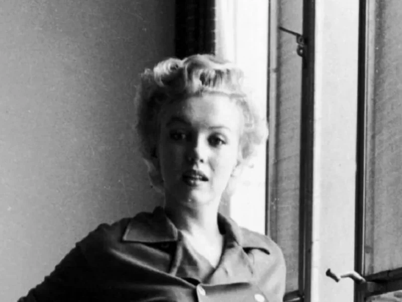 عکس مرلین مونرو در 15 سالگی و با یک پرنده نوک شاخ سال 1320