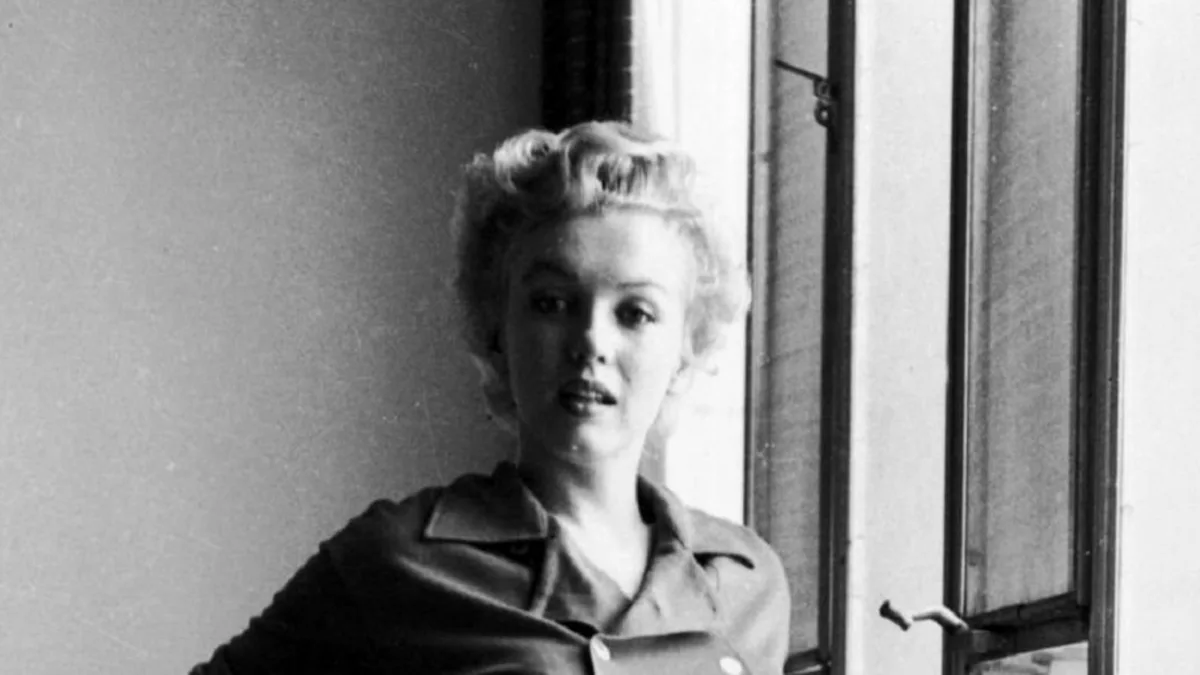 عکس مرلین مونرو در 15 سالگی و با یک پرنده نوک شاخ سال 1320