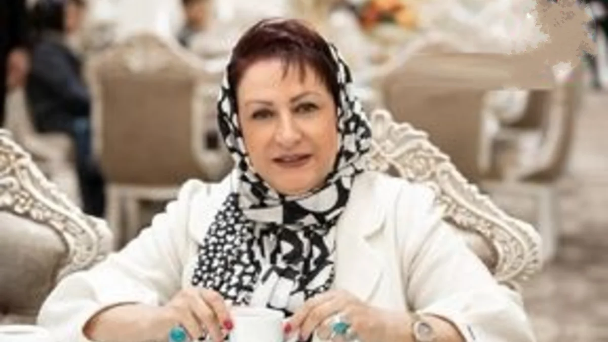 جشن مریم امیرجلالی در شب سال نو میلادی کنار درخت کریسمس