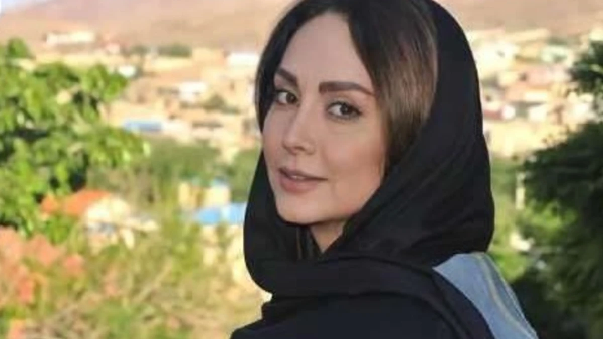 مریم خدارحمی با کلاهی از کیک کنار دوقلوها