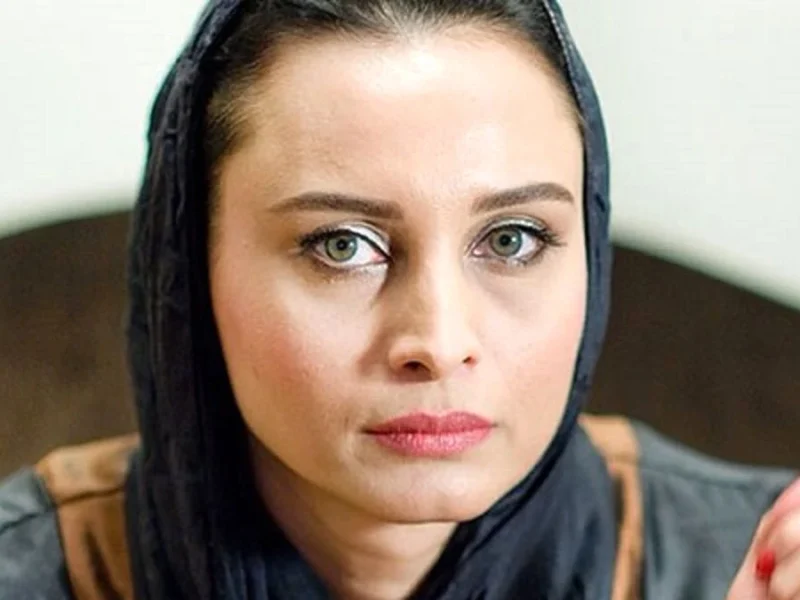 خبر روز | خاطره عجیب مریم کاویانی از انگشت زدن کیانوش عیاری در چای خاطره عجیب مریم کاویانی از انگشت زدن کیانوش عیاری در چای