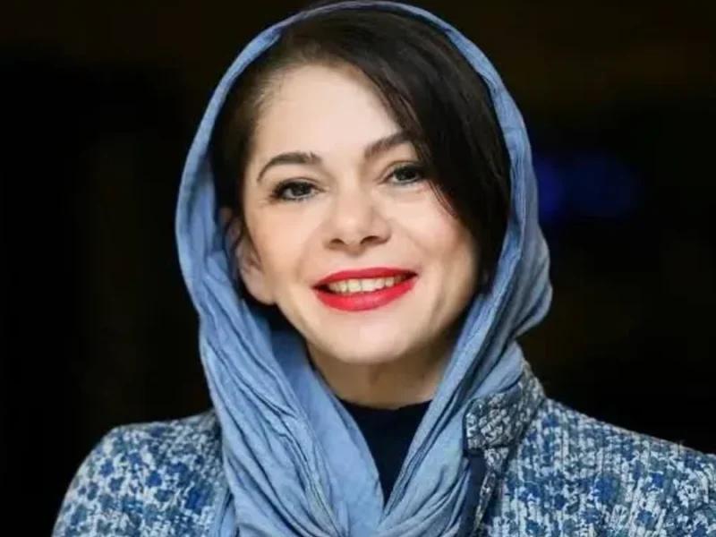 مستانه مهاجر با دخترش نفس بازغی، در حاشیهٔ برگزاری فستیوال فیلم کلکته در هند