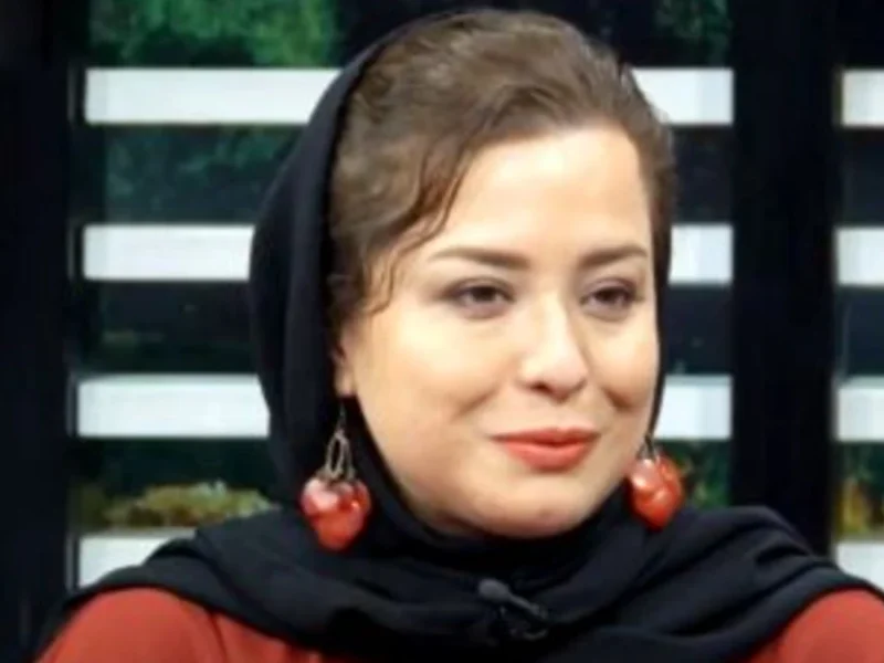 تصویر روز؛ نگاهی به جزئیات مانتوی سنتی مهراوه شریفی نیا در کابل نگاهی به جزئیات مانتوی سنتی مهراوه شریفی نیا در کابل