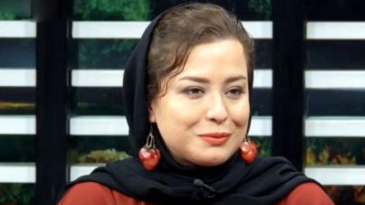 تصویر روز؛ نگاهی به جزئیات مانتوی سنتی مهراوه شریفی نیا در کابل نگاهی به جزئیات مانتوی سنتی مهراوه شریفی نیا در کابل