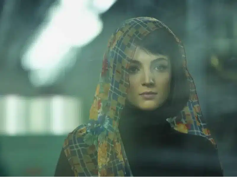 قاب جذابی از پشت‌صحنه گریم مهسا حجازی در سریال تاسیان با حضور بابک حمیدیان