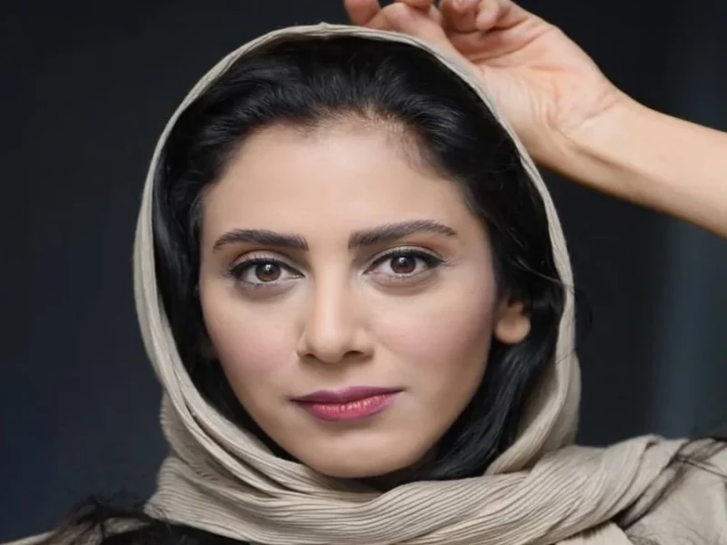 مونا فرجاد در نقش کتی سریال «ساختمان پزشکان» در 42 سالگی