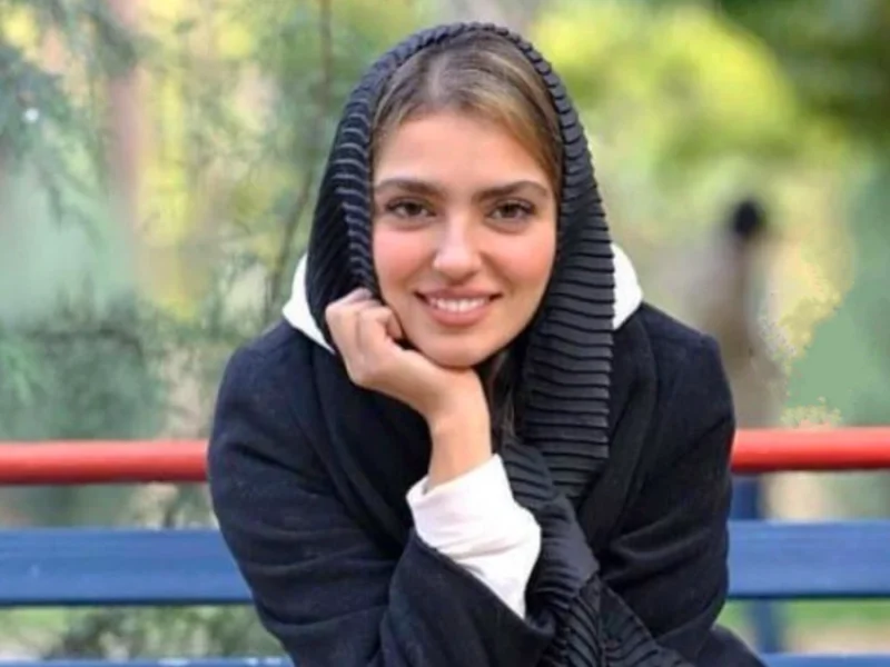 عکس های جنجالی و خصوصی «مونا کرمی» در کنار خانوادش