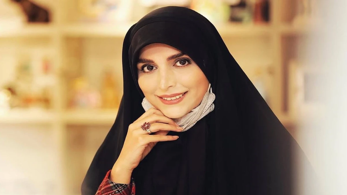 عکس سفر مژده لواسانی و پدرش در شیراز آرامگاه سعدی