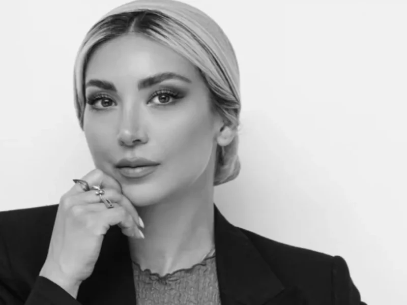 کافه گردی مینا مختاری؛ با بارونی و کلاه کرم جذابش