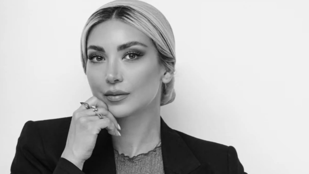 کافه گردی مینا مختاری؛ با بارونی و کلاه کرم جذابش