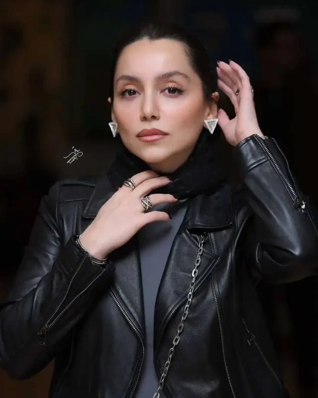 خبر روز| تیپ متفاوت نازنین بیاتی در نمایشگاه چهارسوی خیال نازنینبیاتی 1 2