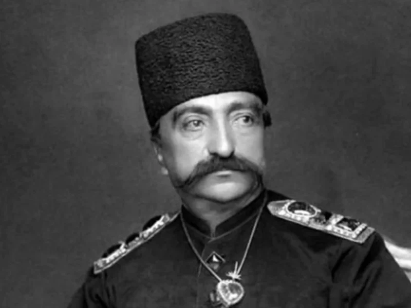 ناصرالدین شاه قاجار در باغ عمارت سرخ حصار