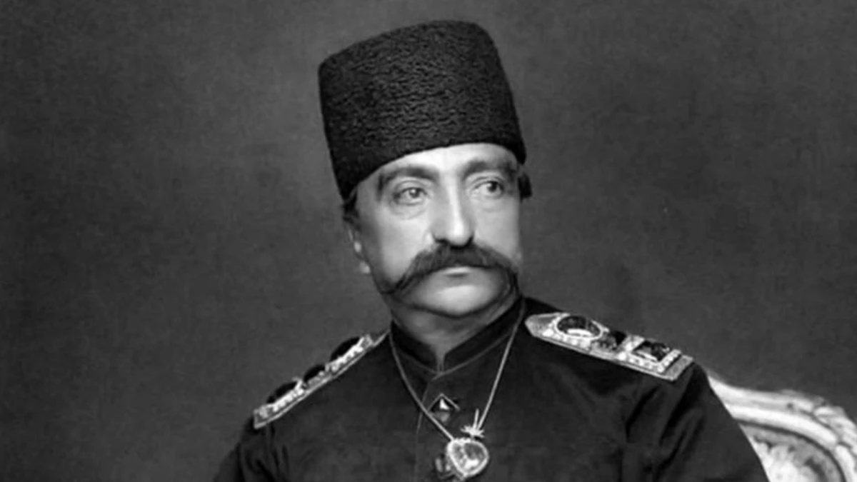 ناصرالدین شاه قاجار در باغ عمارت سرخ حصار