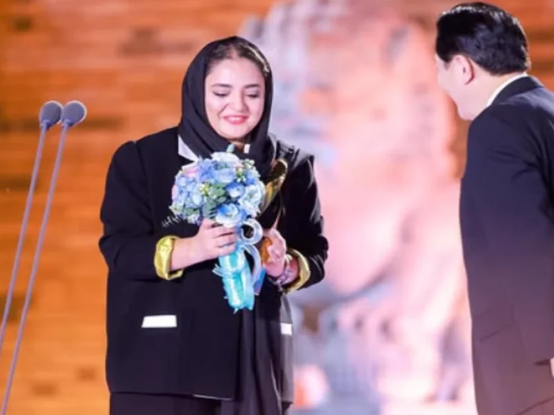 استایل جذاب «نرگس محمدی» در سن 39 سالگی کنار مادر و خواهرش