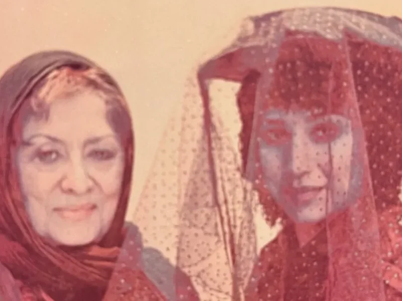 تصاویر جنجالی و دیده نشده از نسیم ادبی با پوششی خاص در یک روستای زیبا