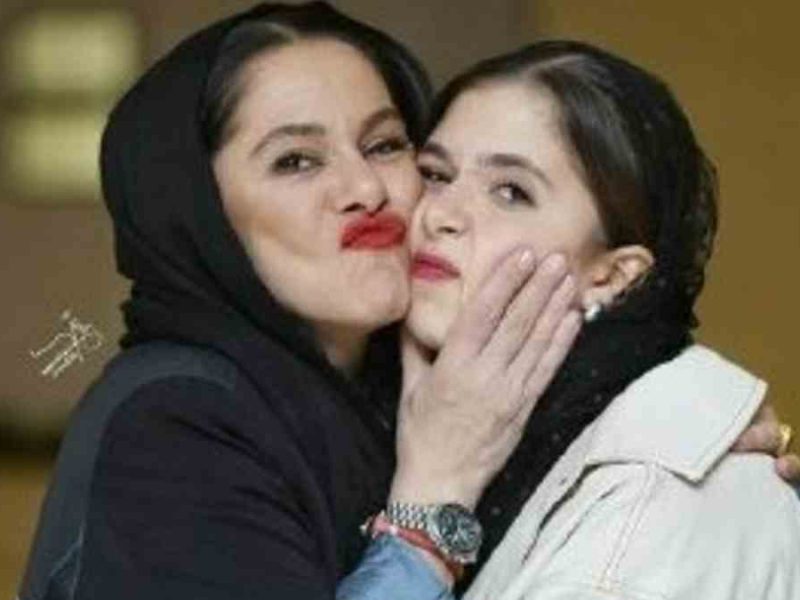 چهره دیدنی و استایل جذاب نفس بازغی در کنار مادرش
