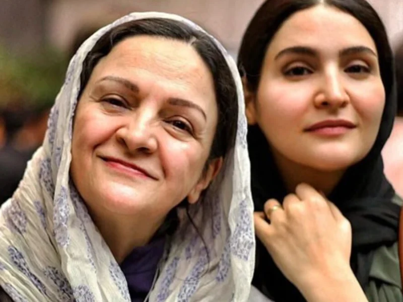 تصویر روز | تغییر چهره نورا هاشمی در کنار مادرش گلاب آدینه تغییر چهره نورا هاشمی در کنار مادرش گلاب آدینه