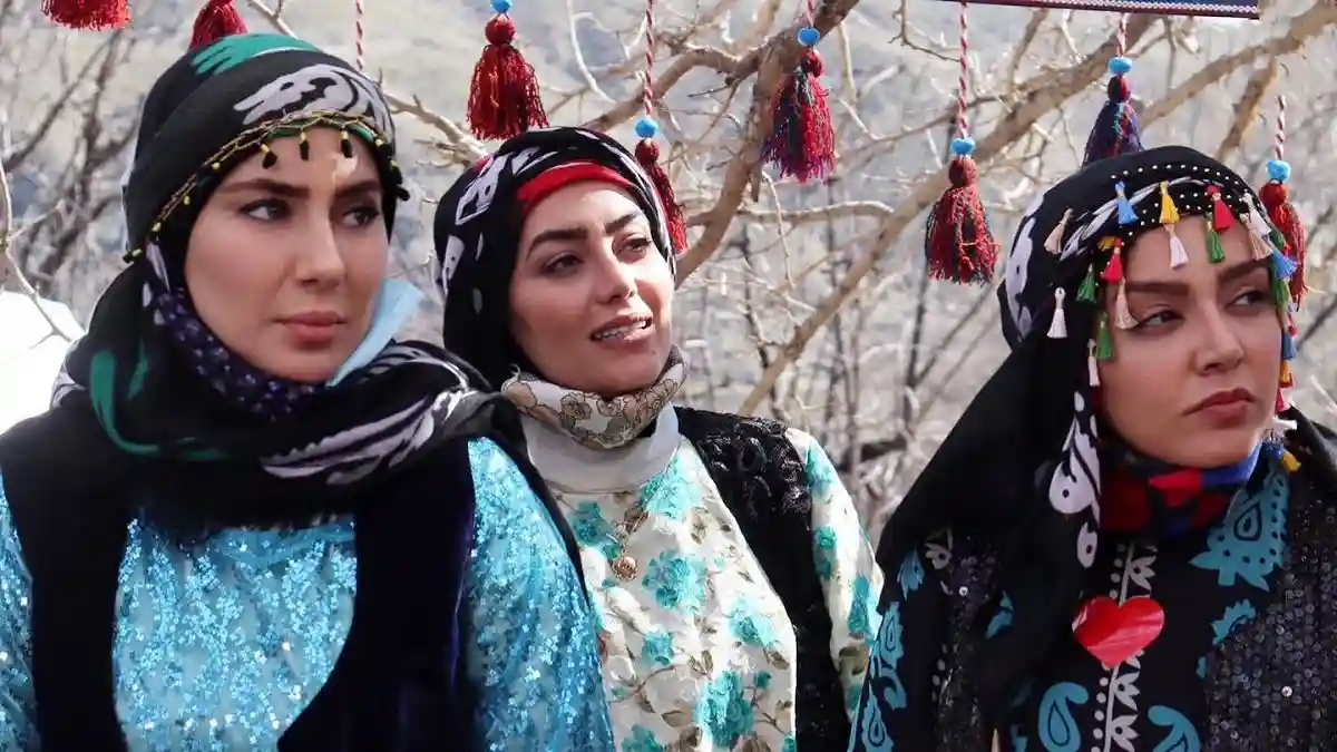 عکس مهیار، روژان، مرجان و شیلان در پشت صحنه سریال نون خ