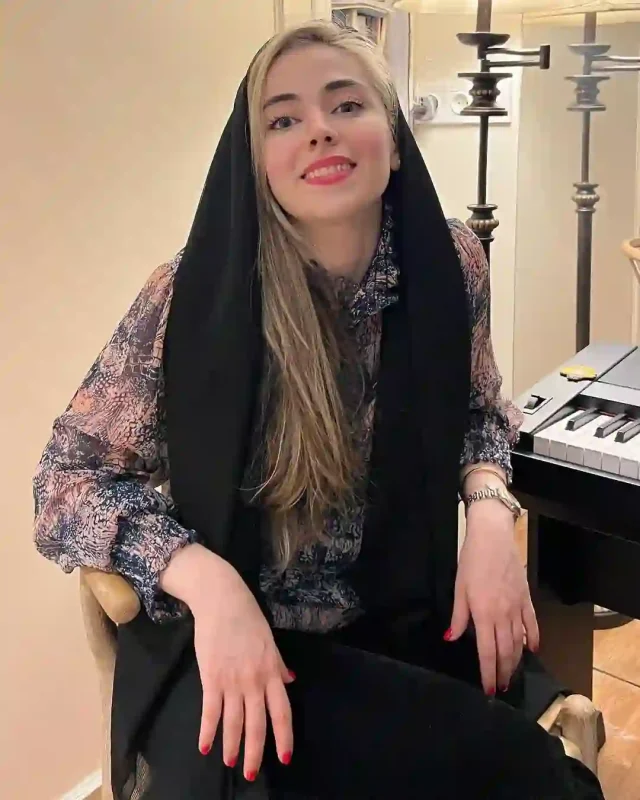 نیلوفر رجایی فر 8 1